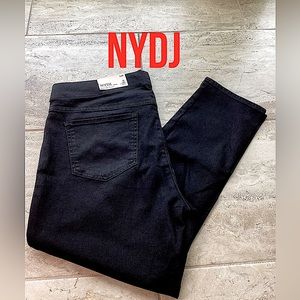 NYDJ Black Skinny Pull-On’s. B12